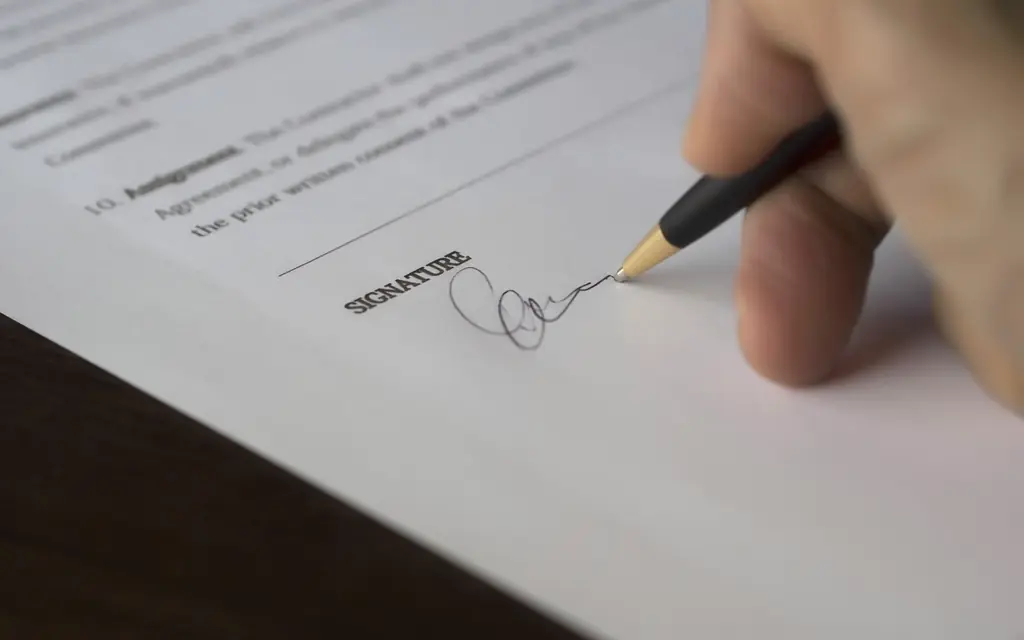 O contrato é quase sempre o mesmo modelo com dados diferentes. É ali que um erro de digitação custa caro.