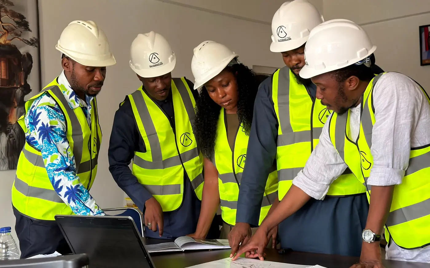 Obra é trabalho em equipe, e cada decisão perdida entre uma reunião e outra vira retrabalho.