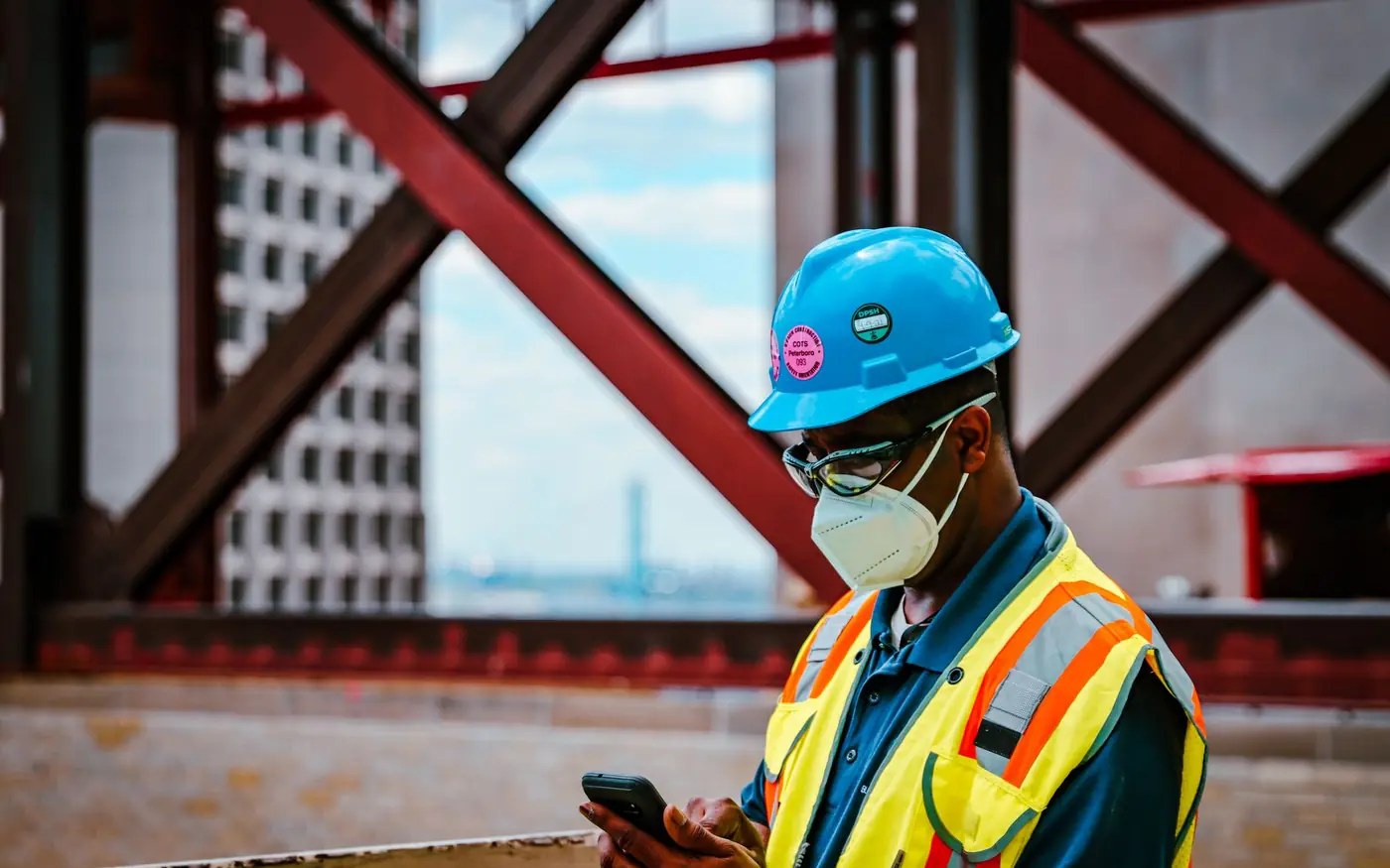 O mestre de obras já tira foto e manda áudio o dia inteiro. Isso vira conteúdo, relatório e confiança.